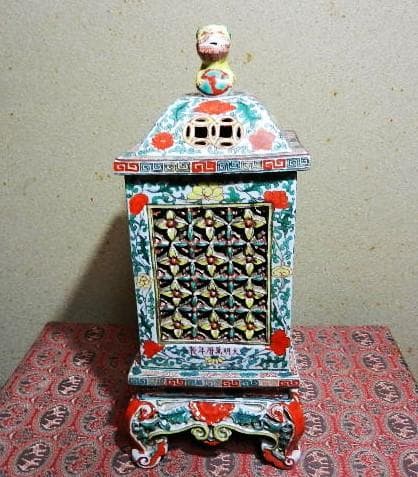 獅子蓋色絵透し彫り角型四脚香炉「大明萬曆年製」