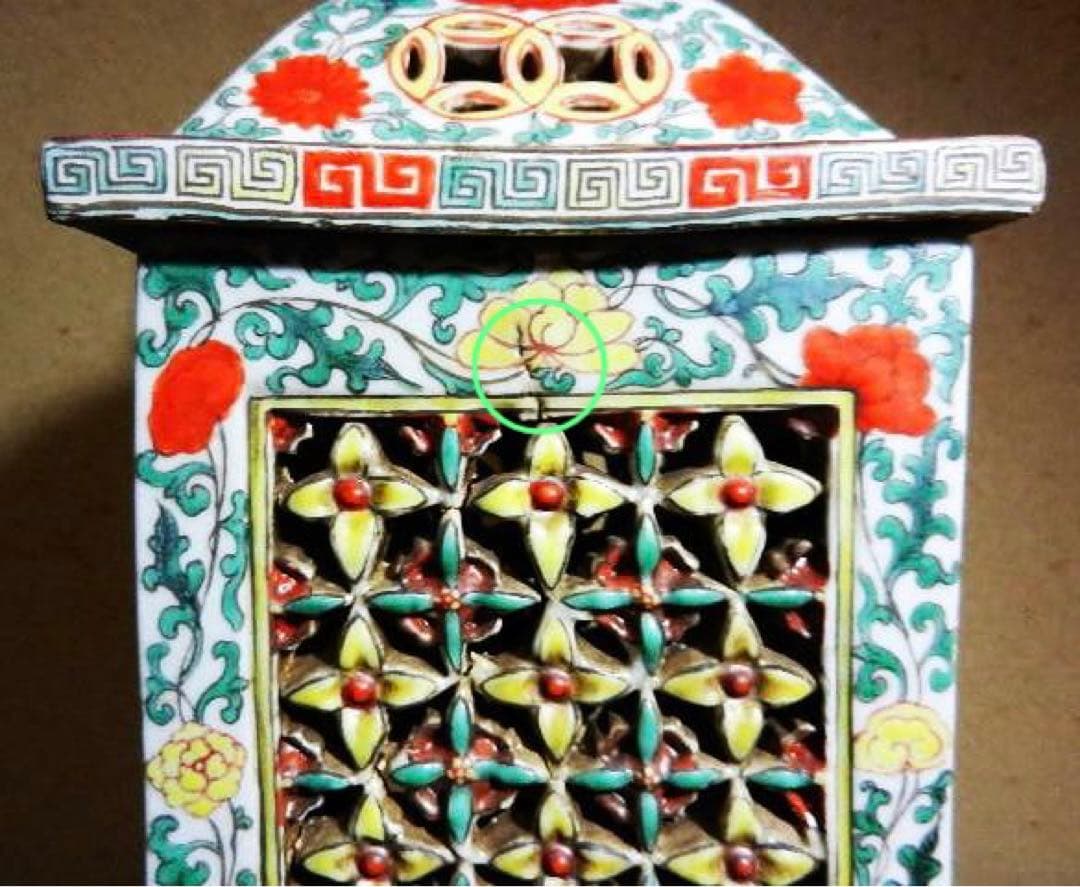 獅子蓋色絵透し彫り角型四脚香炉「大明萬曆年製」