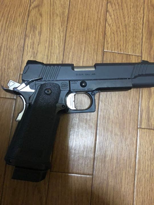 モデルガンと付属品込み