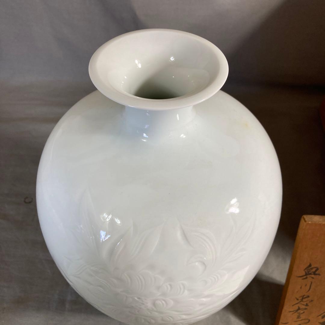 【期間特別値下げ】日本伝統工芸会　日本の名窯　奥川忠右衛門作　白磁牡丹彫文　花瓶