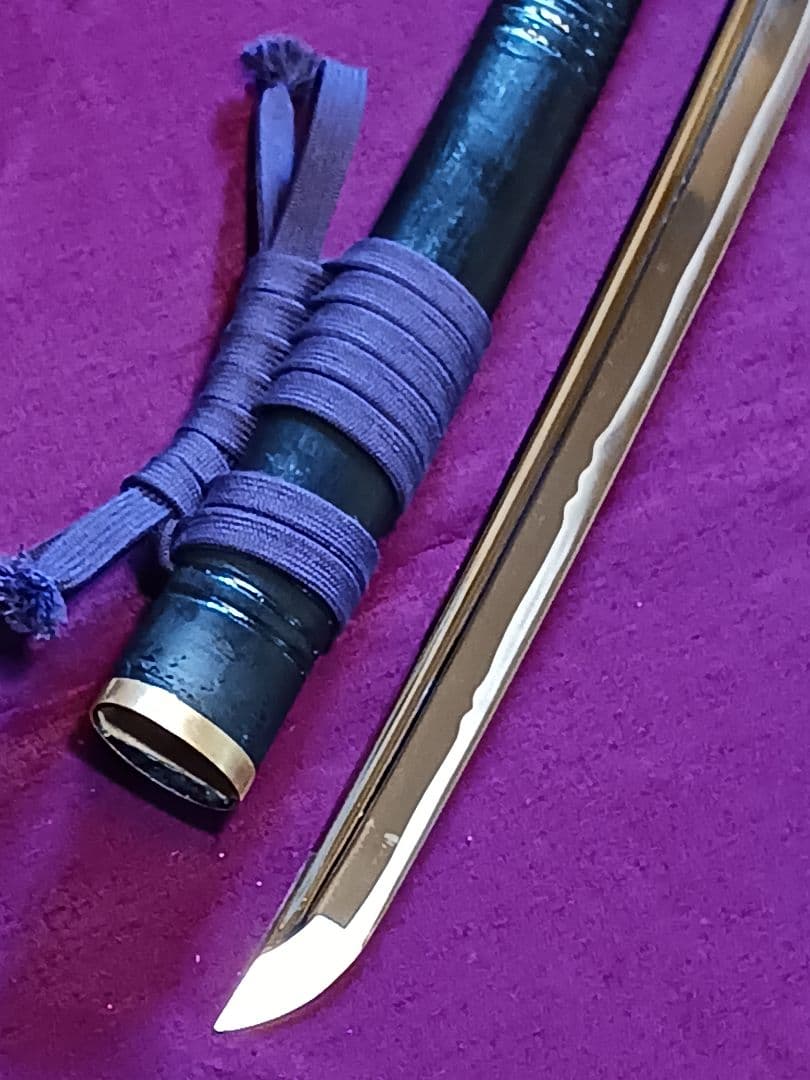 れお、模造刀真剣拵え 鞘.黒呂離れ千段、本朴木鮫牛革巻き、鉄鍔.鉄縁頭