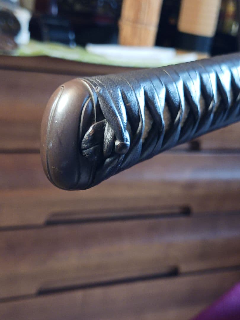 れお、模造刀真剣拵え 鞘.黒呂離れ千段、本朴木鮫牛革巻き、鉄鍔.鉄縁頭