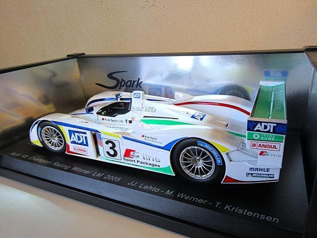 特価 Spark 1/18 アウディ R8 2005 LM Winner #3