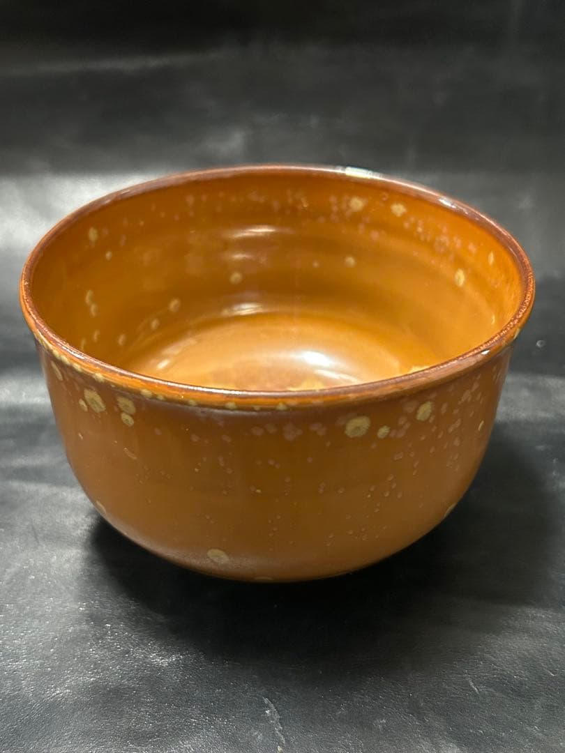 究極の美◾️蔵からコゲ茶色の釉薬に黄金の紋様が浮かび上がる美しい抹茶茶碗が出てきた