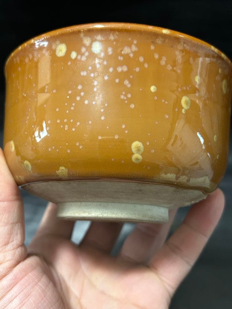 究極の美◾️蔵からコゲ茶色の釉薬に黄金の紋様が浮かび上がる美しい抹茶茶碗が出てきた