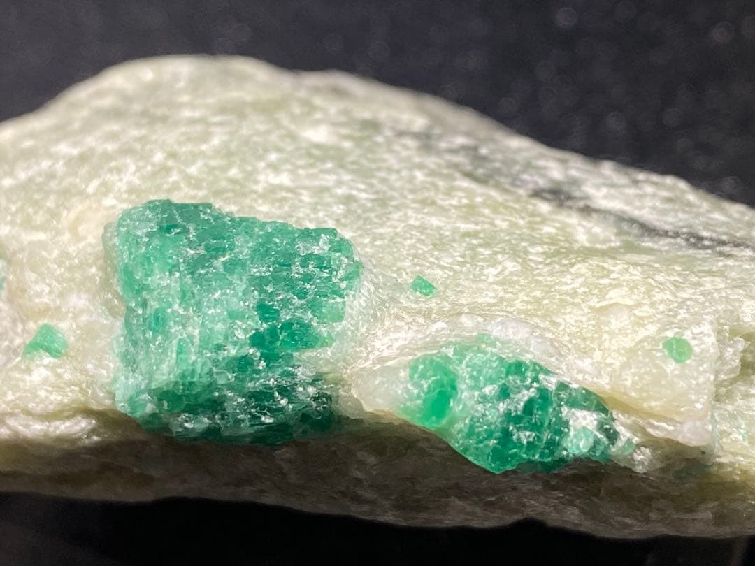 エメラルド 原石　結晶　85g 母岩付き