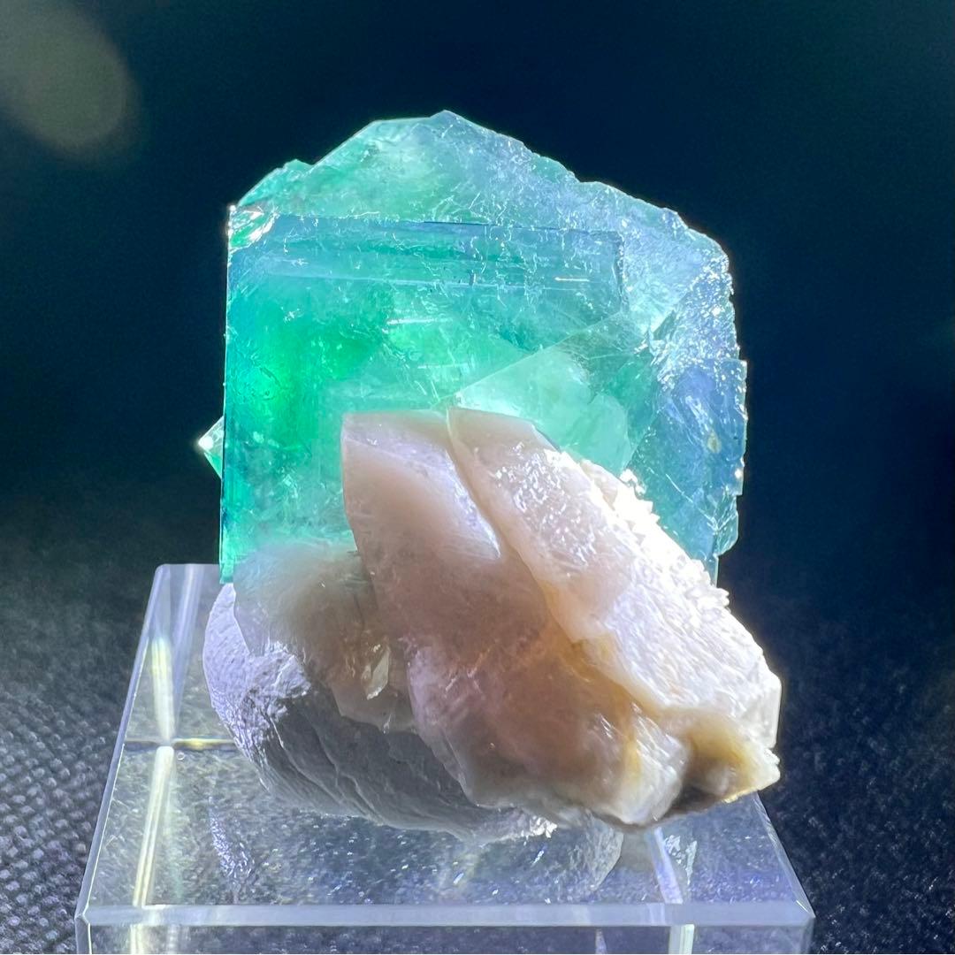 ヤオガンシャン産　「ピーコックグリーン」「孔雀緑色」ブルーウィンドウフローライト