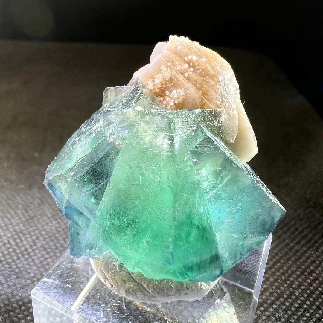 ヤオガンシャン産　「ピーコックグリーン」「孔雀緑色」ブルーウィンドウフローライト