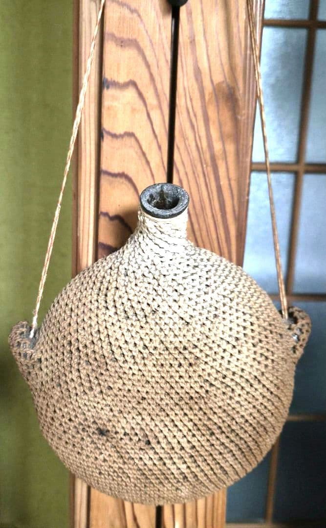 昔の水筒　風情ある掛け花いれに