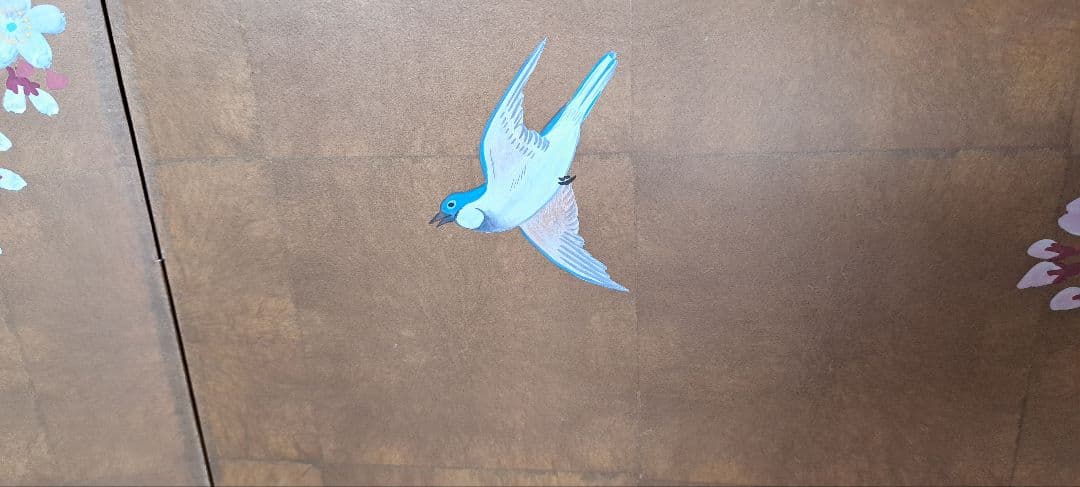 桜と鳥のデザインの屏風