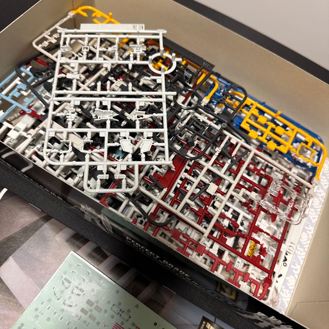 RG シャア専用ザク、シャア専用ズゴック、Ζガンダム、ガンダム（膝関節折れ）