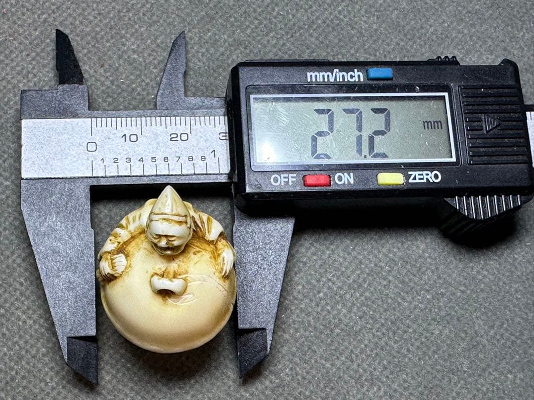 極上　根付　鈴を抱える老人　置物　彫刻 細密細工　骨董　アンティーク