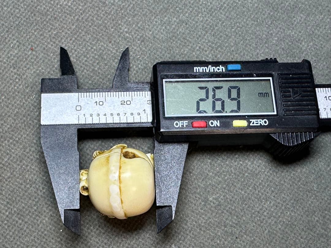 極上　根付　鈴を抱える老人　置物　彫刻 細密細工　骨董　アンティーク