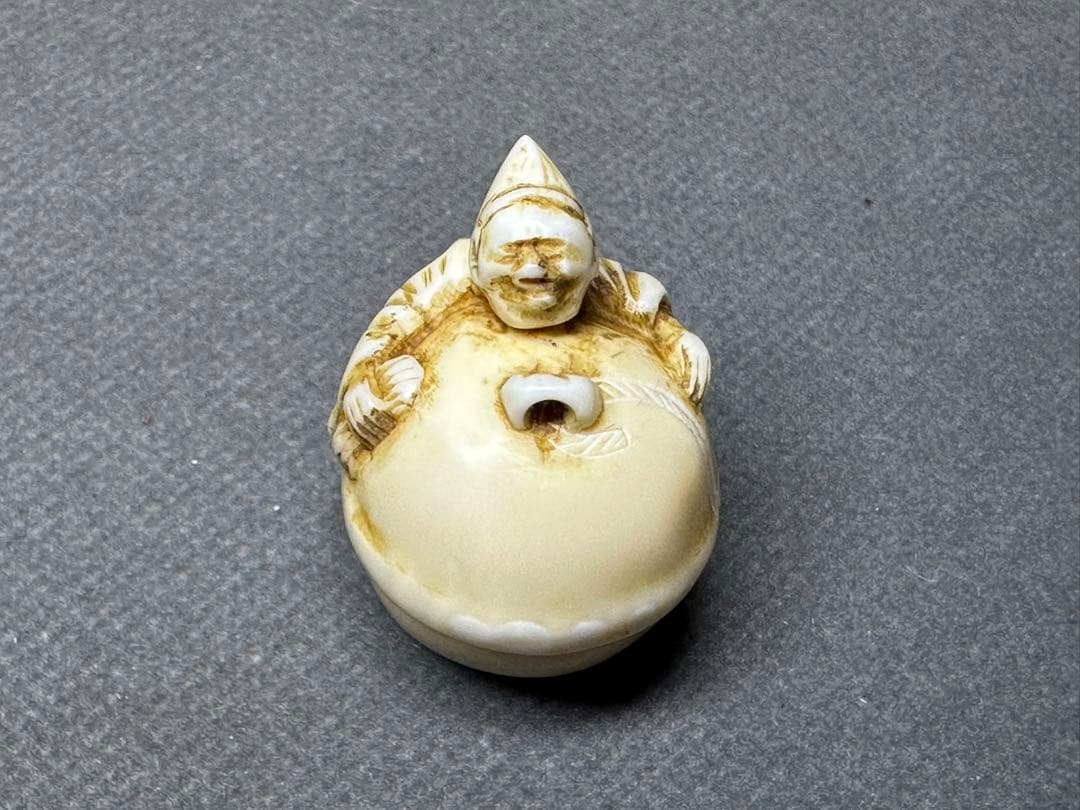 極上　根付　鈴を抱える老人　置物　彫刻 細密細工　骨董　アンティーク