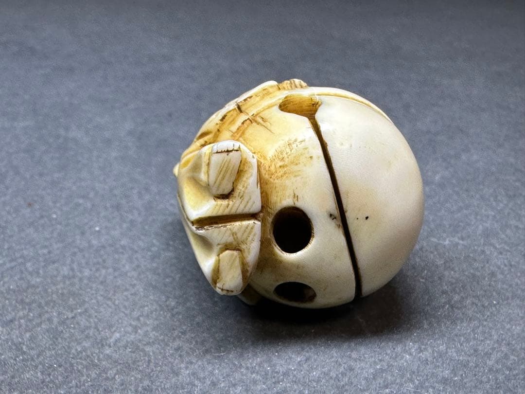 極上　根付　鈴を抱える老人　置物　彫刻 細密細工　骨董　アンティーク