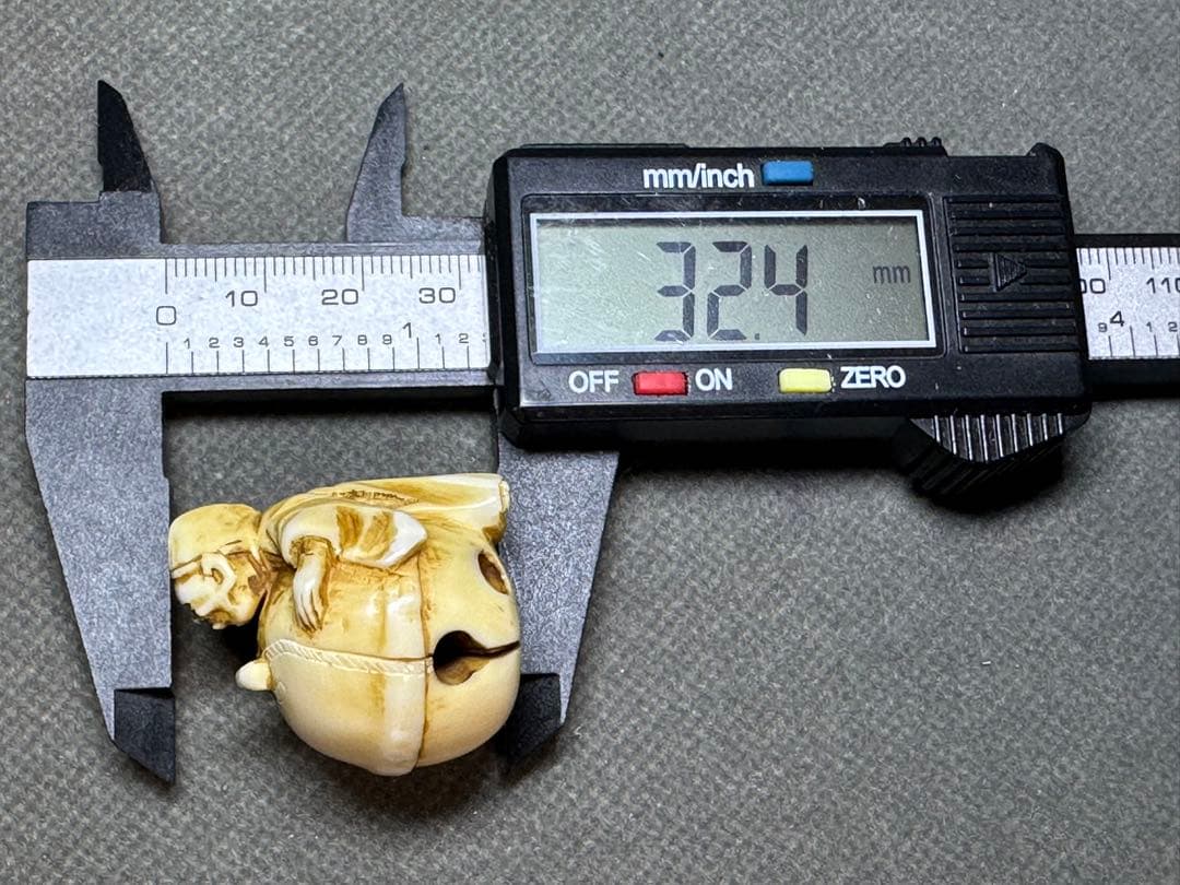 極上　根付　鈴を抱える老人　置物　彫刻 細密細工　骨董　アンティーク