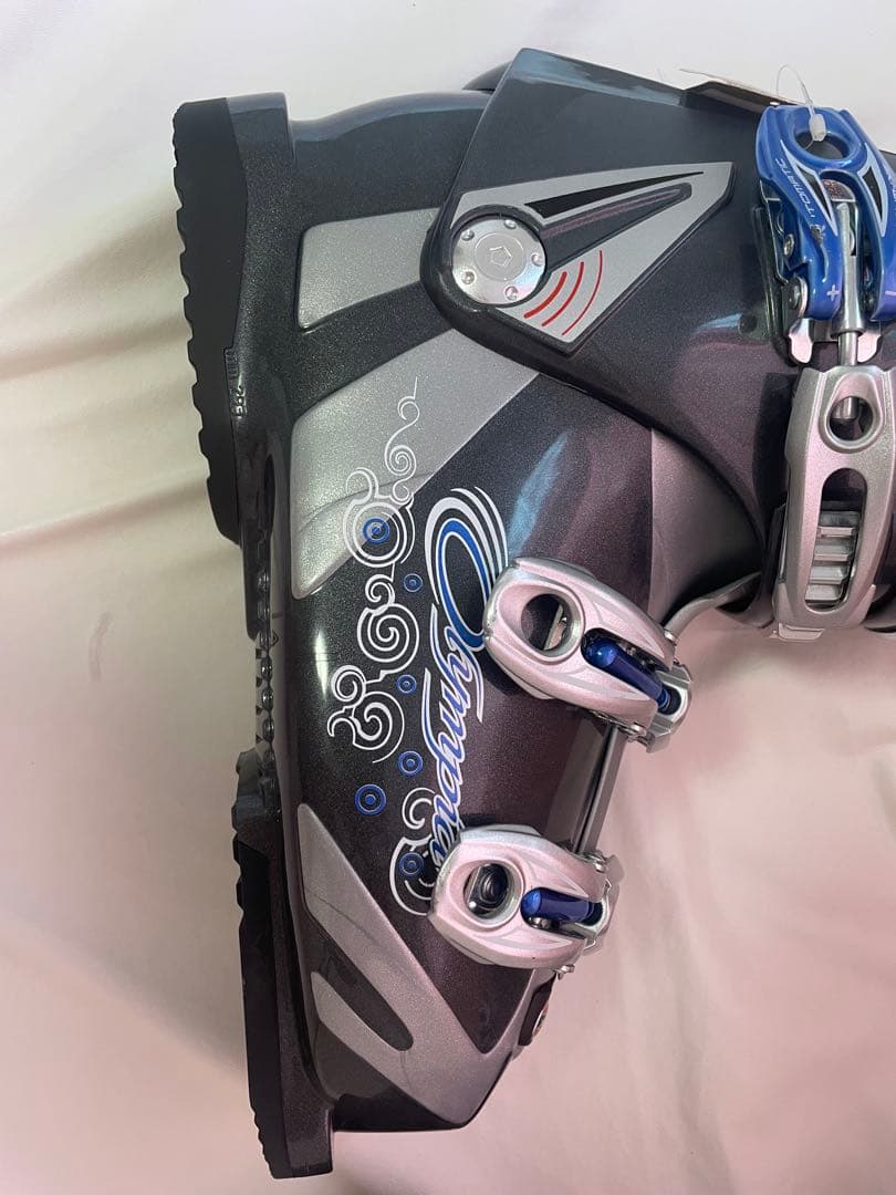 新品Nordica スキー用ブーツ 男女OKグレー/シルバー　タグ付き