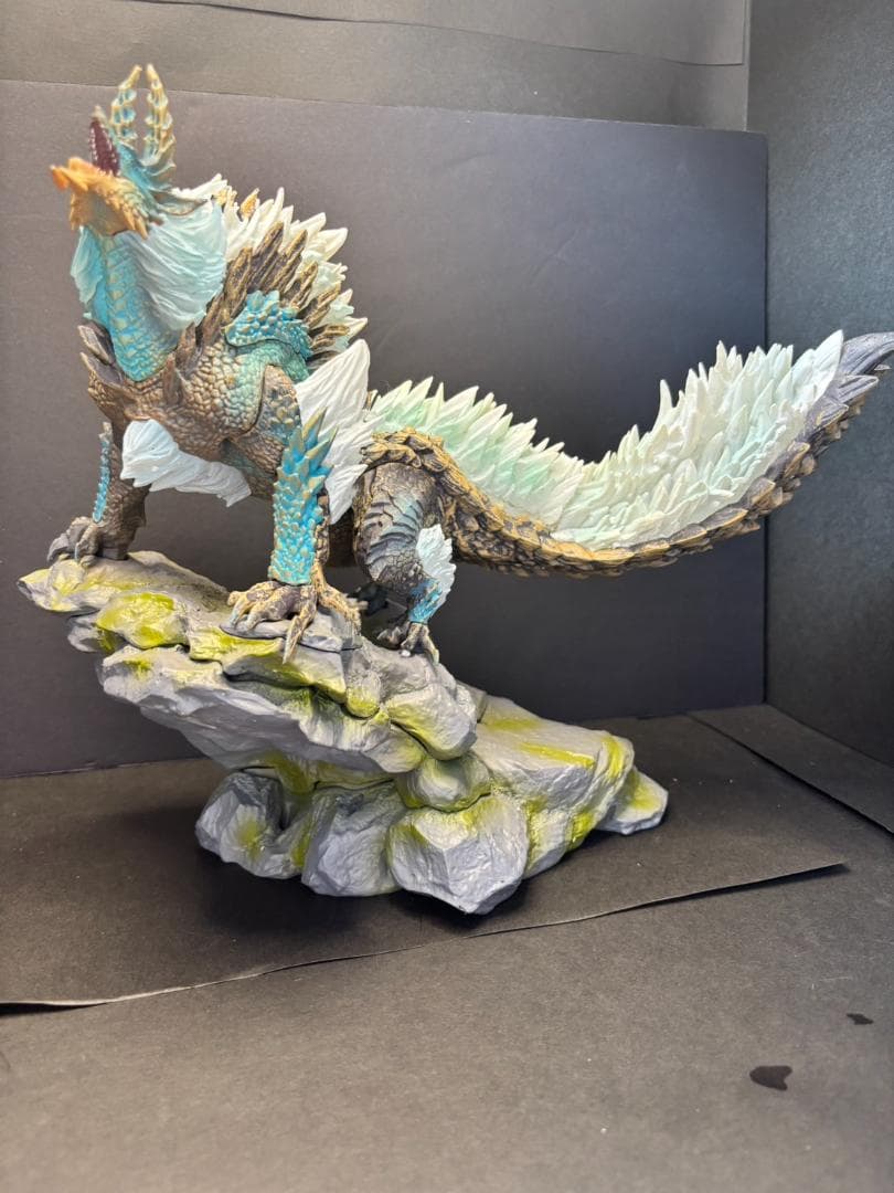 モンスターハンター　ジンオウガ　フィギュア　LED付