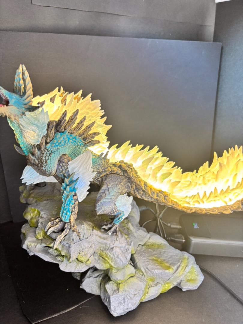 モンスターハンター　ジンオウガ　フィギュア　LED付