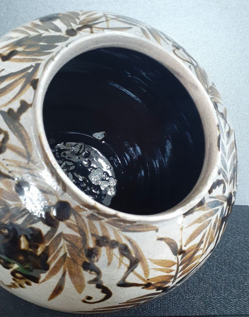 【日本工芸会正会員】【吉川心水】作　地釉　鉄絵　藤文様　大壺　【師　加守田章二