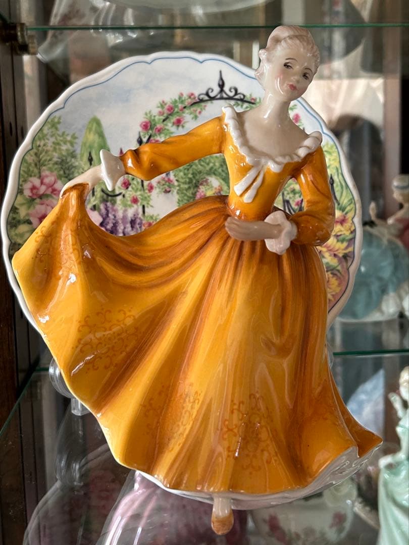 ロイヤルドルトン 人形　置物　オブジェ