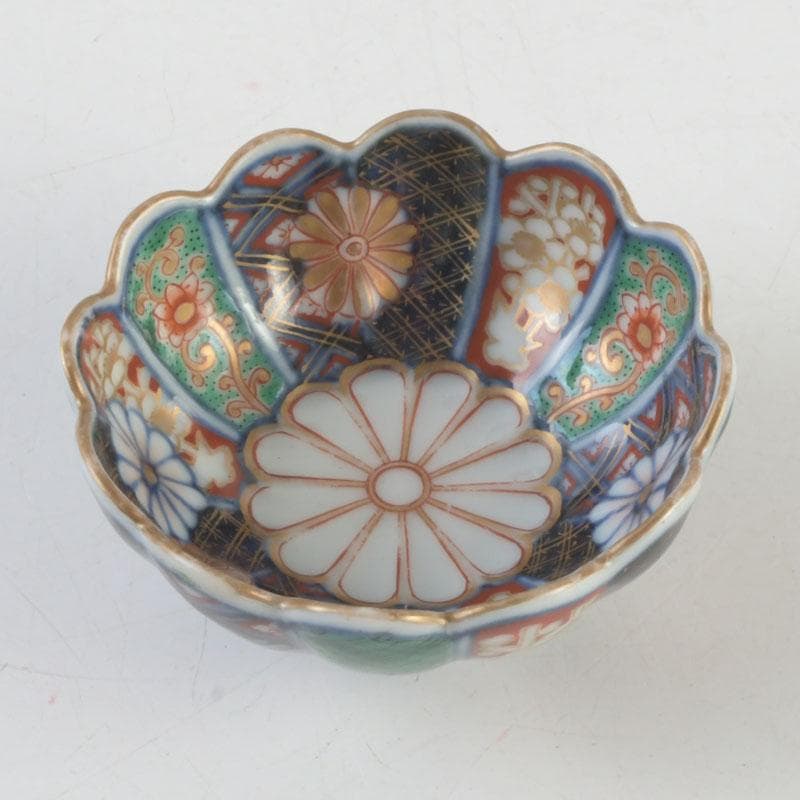 伊万里焼　奇玉宝鼎之珍　色絵金彩　花草文　輪花盃　時代箱付　V　9550