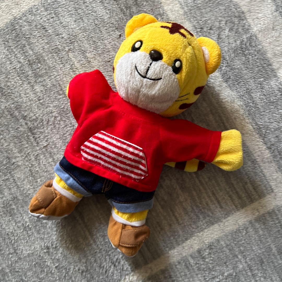 赤いセーターのクマのぬいぐるみ