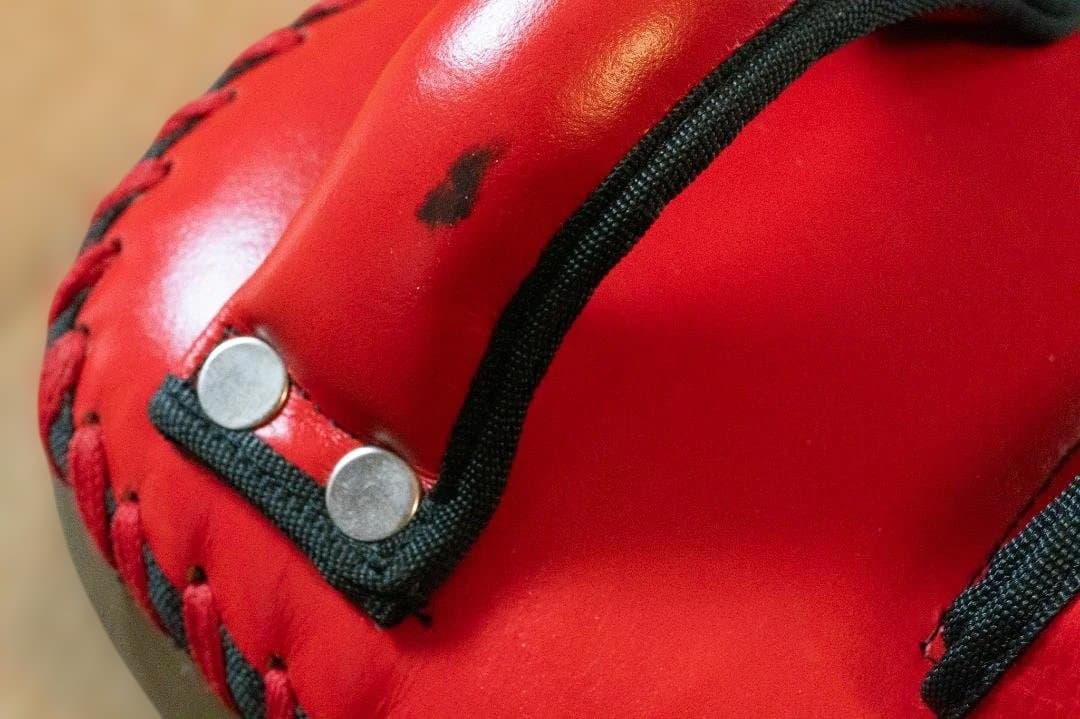 ムエタイ・キックミット 赤/黒 革製