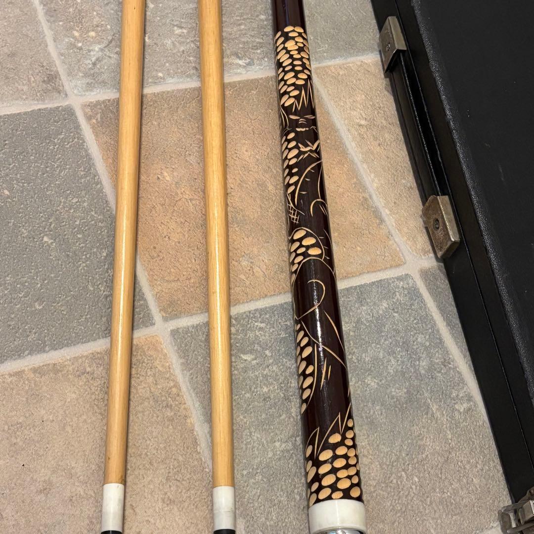 メーカー不明 ビリヤード キュー　3分割　木彫り　シャフト2本付き