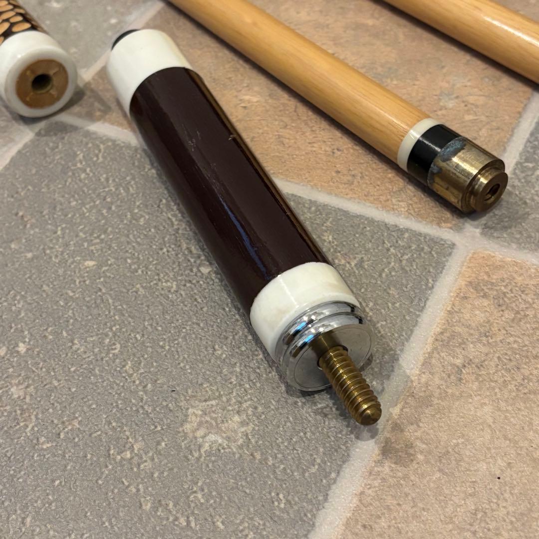 メーカー不明 ビリヤード キュー　3分割　木彫り　シャフト2本付き