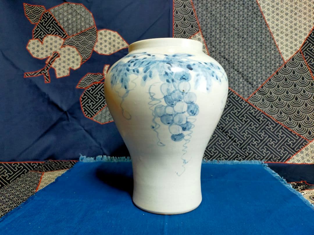 韓国【人間文化財】　池 順鐸作　白磁染付手描き葡萄文花瓶(壷)