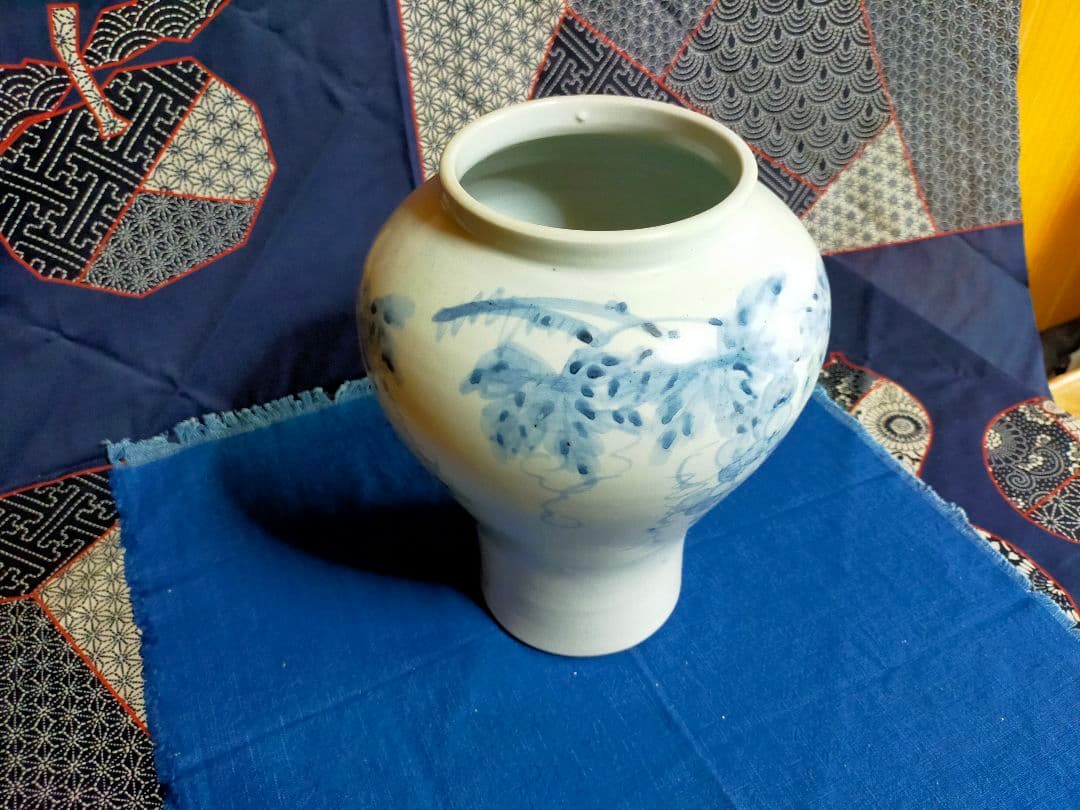 韓国【人間文化財】　池 順鐸作　白磁染付手描き葡萄文花瓶(壷)