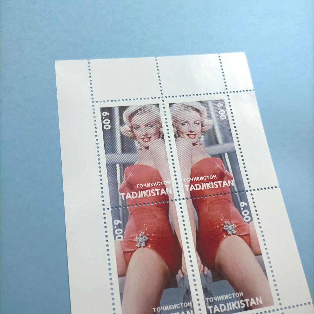 2933 外国切手 タジキスタン マリリンモンロー 田型入りシート 未使用