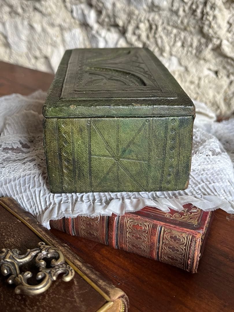 ◆フランスアンティーク｜木箱ハンドメイド型押し革レザー小箱、緑モスグリーン茶