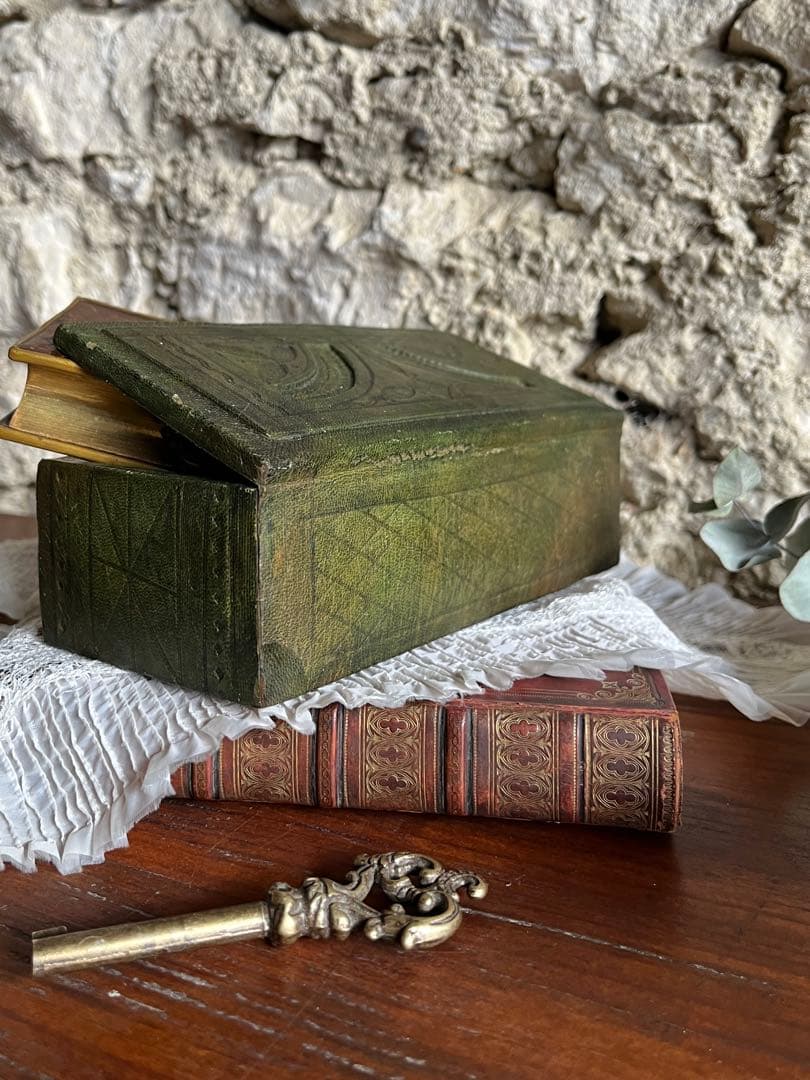 ◆フランスアンティーク｜木箱ハンドメイド型押し革レザー小箱、緑モスグリーン茶