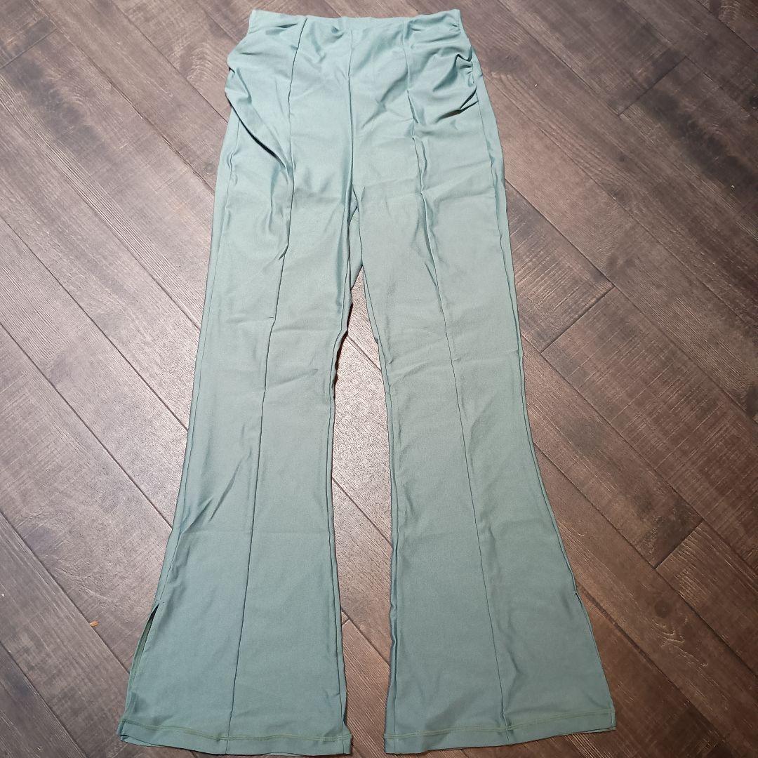 新品未使用【SUKALA】シャインストレッチフィットフレアパンツ ｍサイズ