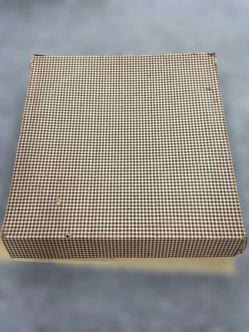 黒い円形プレートと白いプレートセット