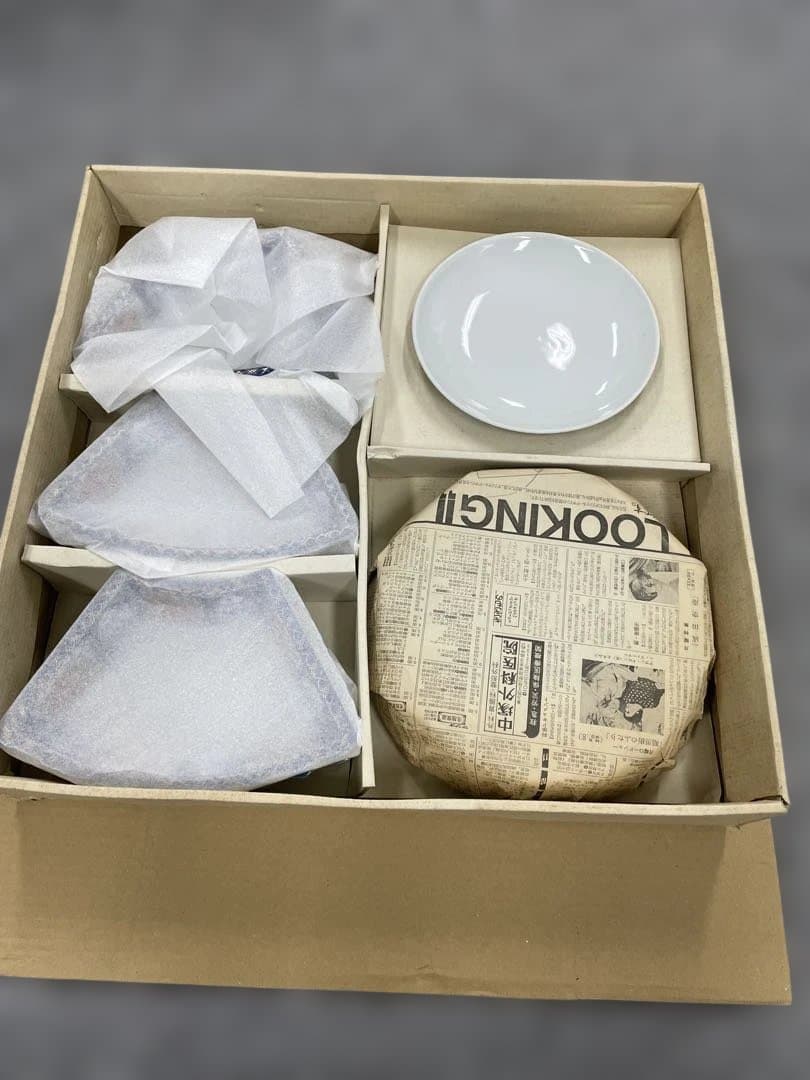 黒い円形プレートと白いプレートセット