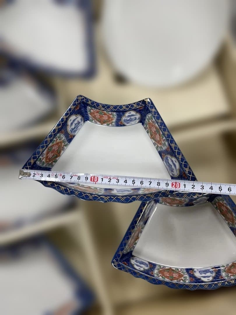 黒い円形プレートと白いプレートセット