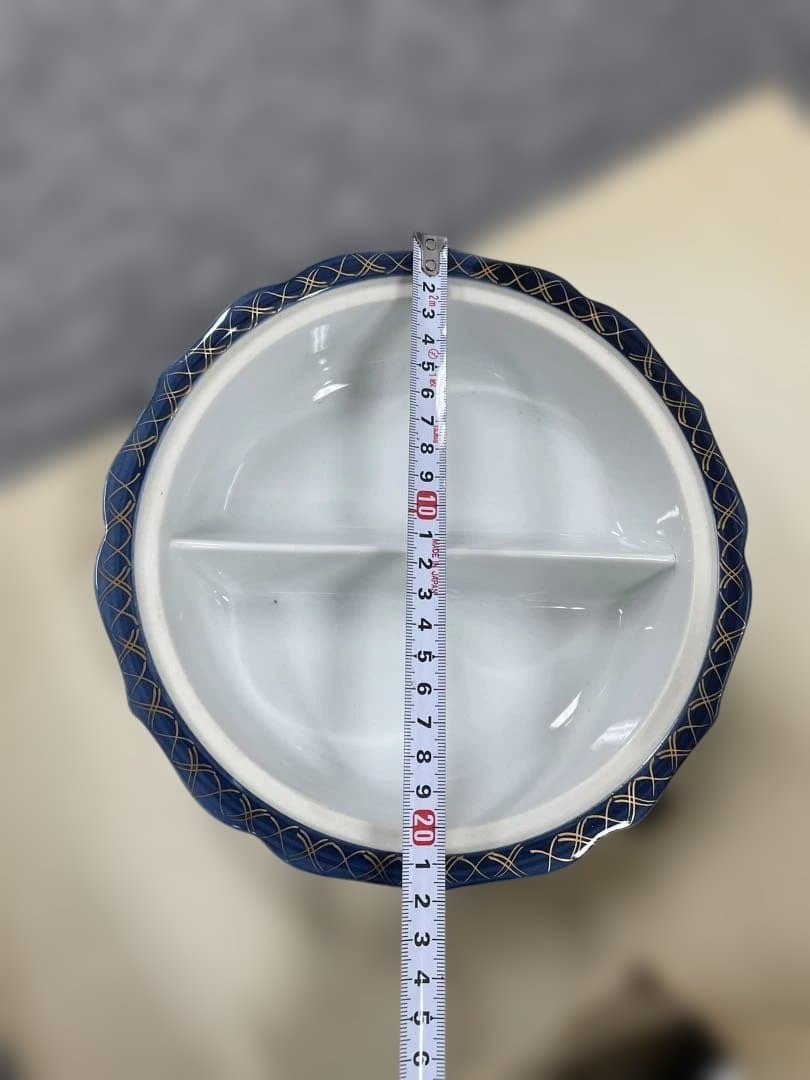 黒い円形プレートと白いプレートセット