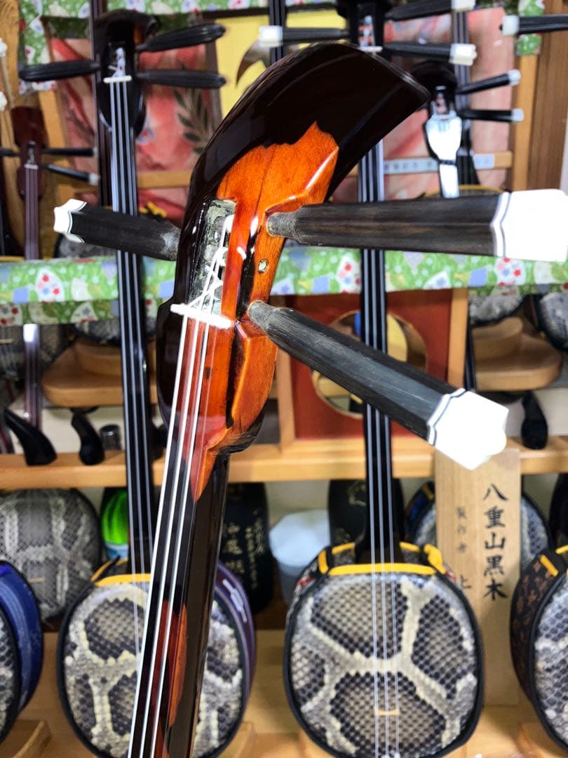 沖縄三線ワンランク上(上質黒檀)真壁型本皮一枚張りスンチ塗り期間限定出品