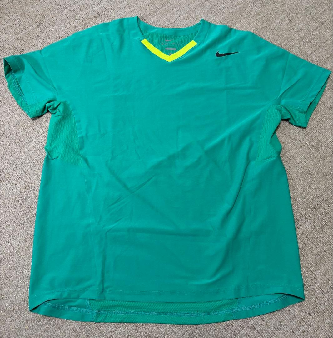 ラファエル・ナダル ナイキ 緑色Vネックシャツと灰色ショーツ上下セット