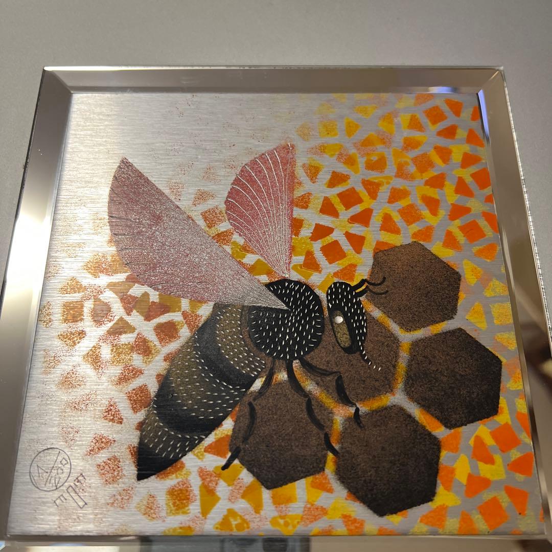 マドレーヌ シャルビー マーティ 蜂 アート作品