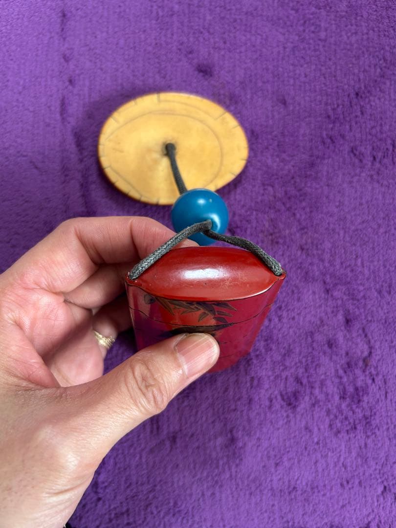 赤い漆器印籠 根付 薬入れ 小物入れ 時代物