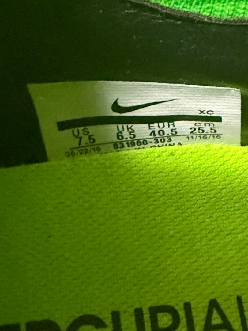 Nike Mercurial ネオンイエロー サッカーシューズ
