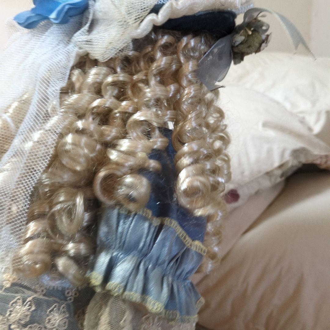 レース装飾のドール