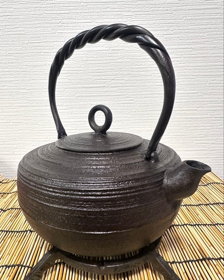 ＵＳＥＤ、美品　岩手県奥州 佐秋鋳造所 佐藤守巨造 捻鉉 糸目文様　南部鉄瓶