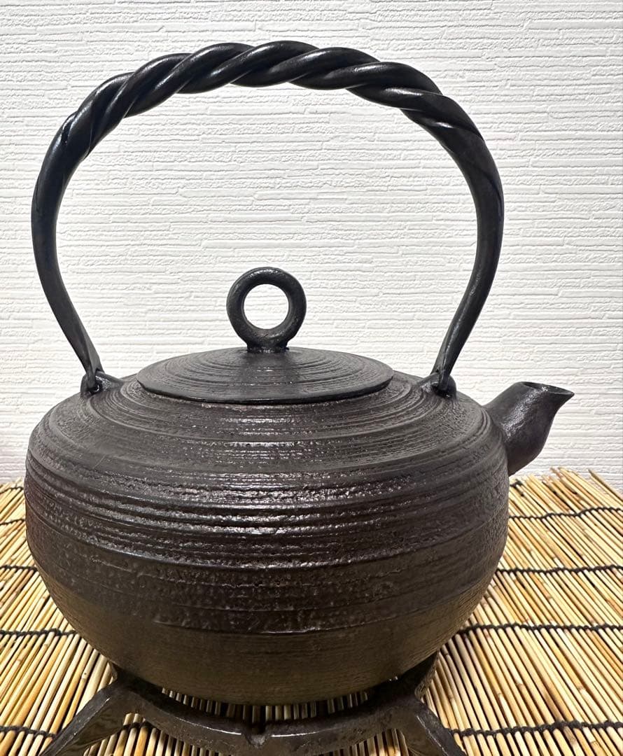 ＵＳＥＤ、美品　岩手県奥州 佐秋鋳造所 佐藤守巨造 捻鉉 糸目文様　南部鉄瓶