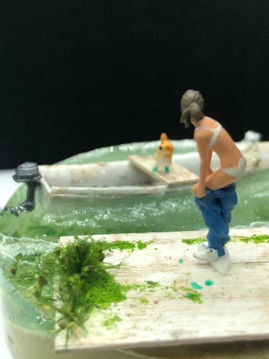 南国の海に来たお姉さんと犬　レジン　ジオラマ