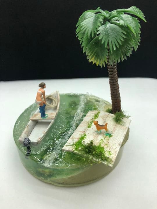 南国の海に来たお姉さんと犬　レジン　ジオラマ